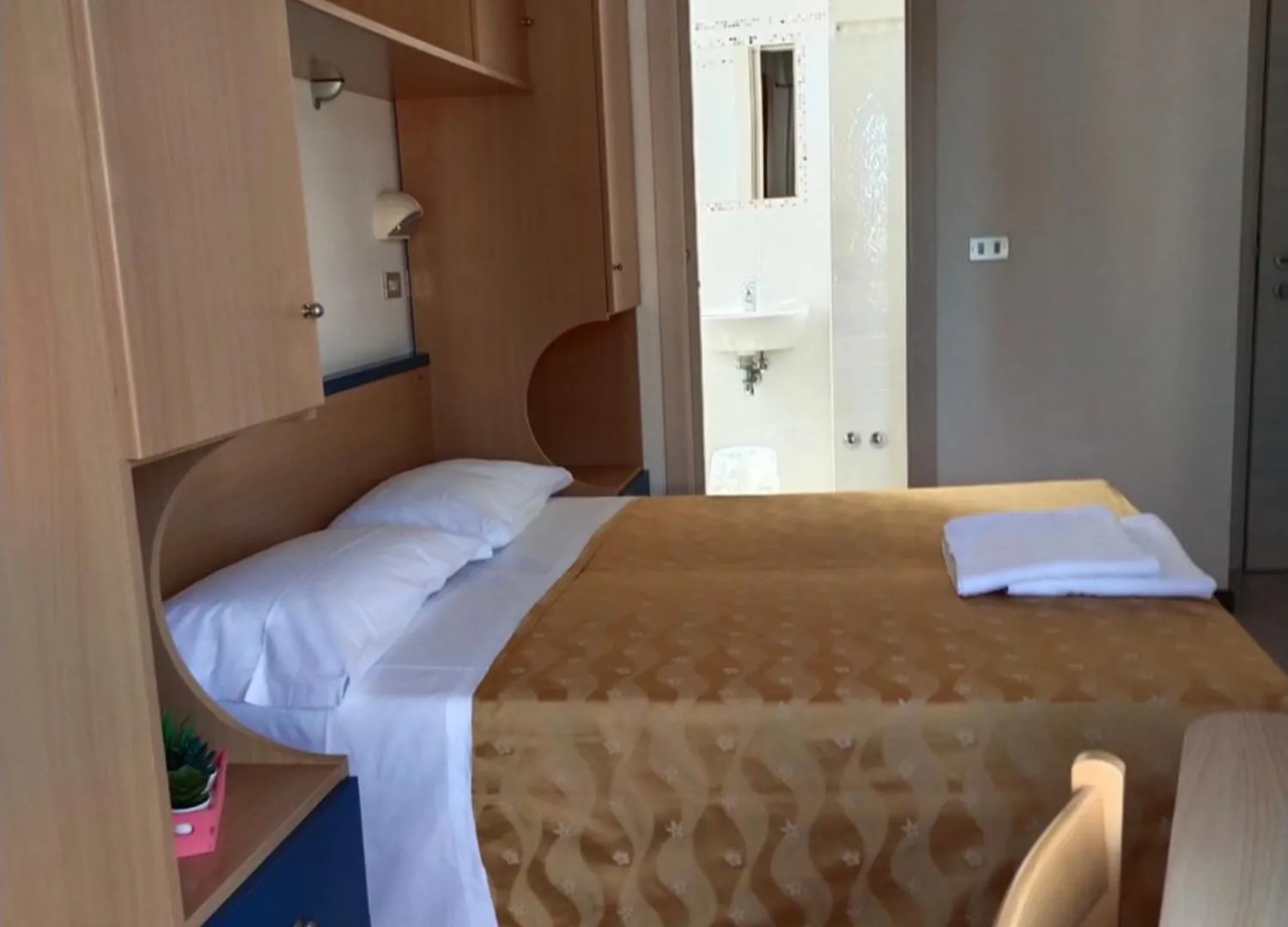 Hotel Goldene Rose Rimini 2*,  Italia